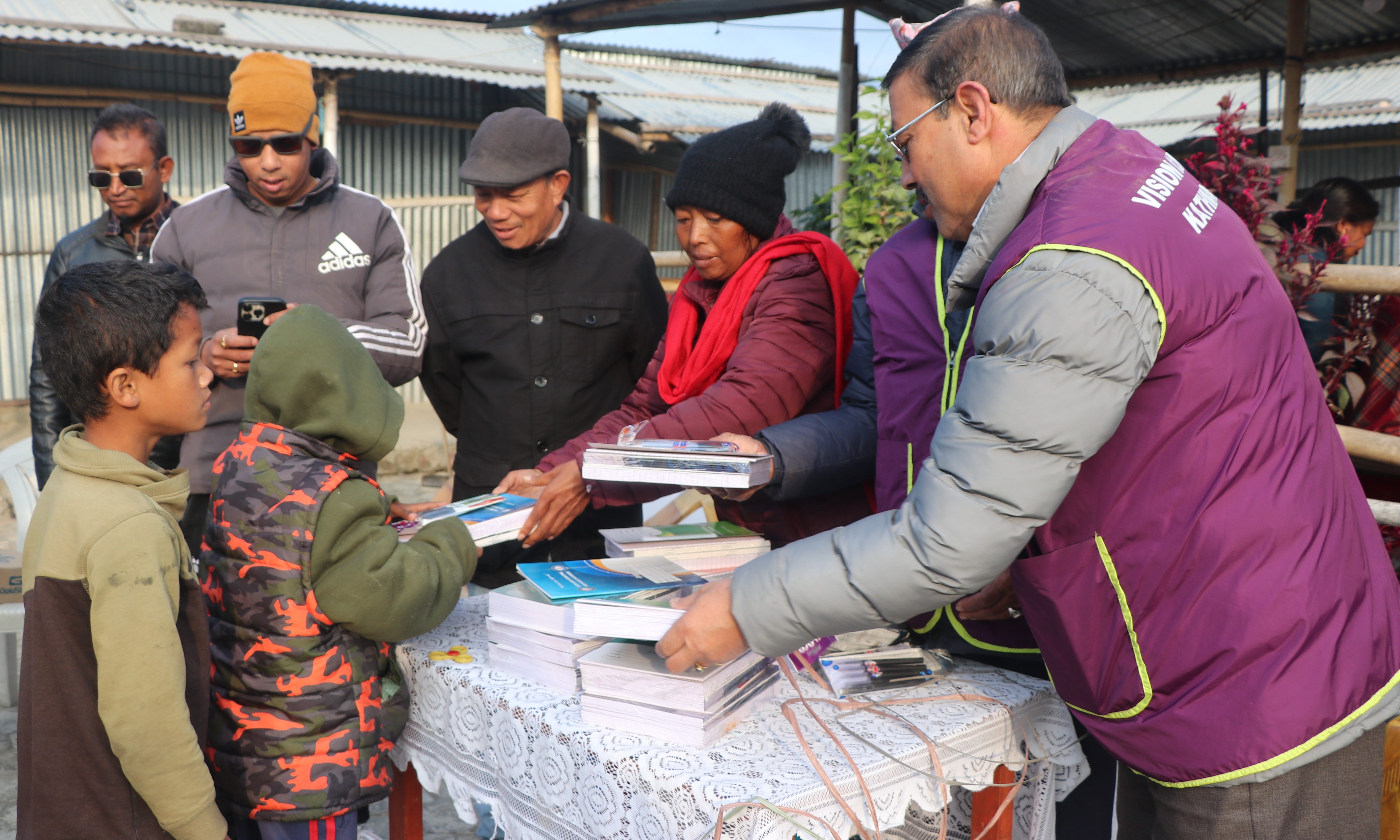 भिजन क्लवको संयोजकत्वमा शैक्षिक सामग्री वितरण