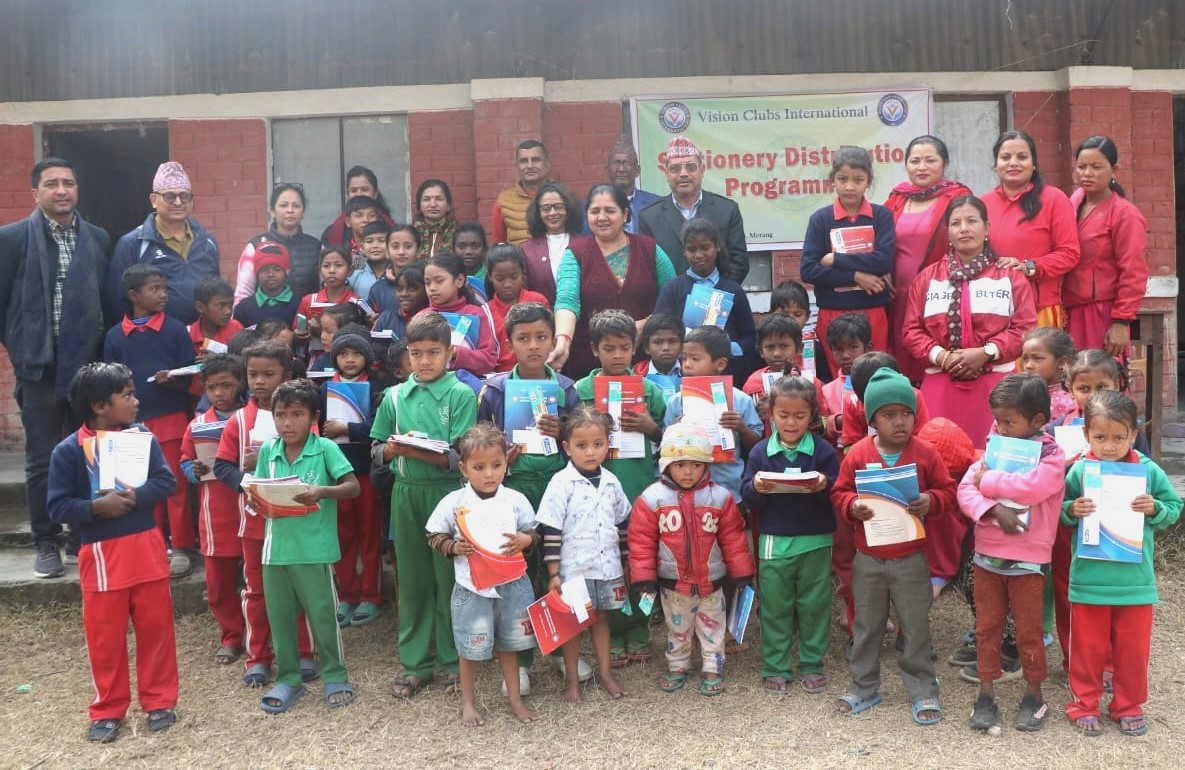 भिजन क्लवसद्वारा उर्लावारीका अति विपन्न सन्थाल समुदायका विद्यार्थीलाई शैक्षिक  सामग्री वितरण