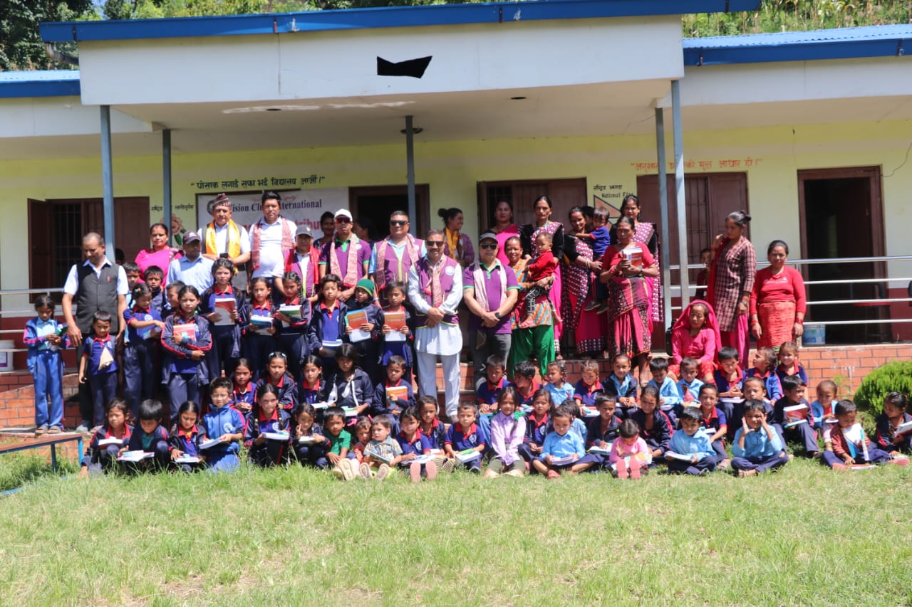 भिजन क्लब अफ काठमाण्डौंद्वारा मेलम्चि र सिन्धुलीमा शैक्षिक सामग्री वितरण