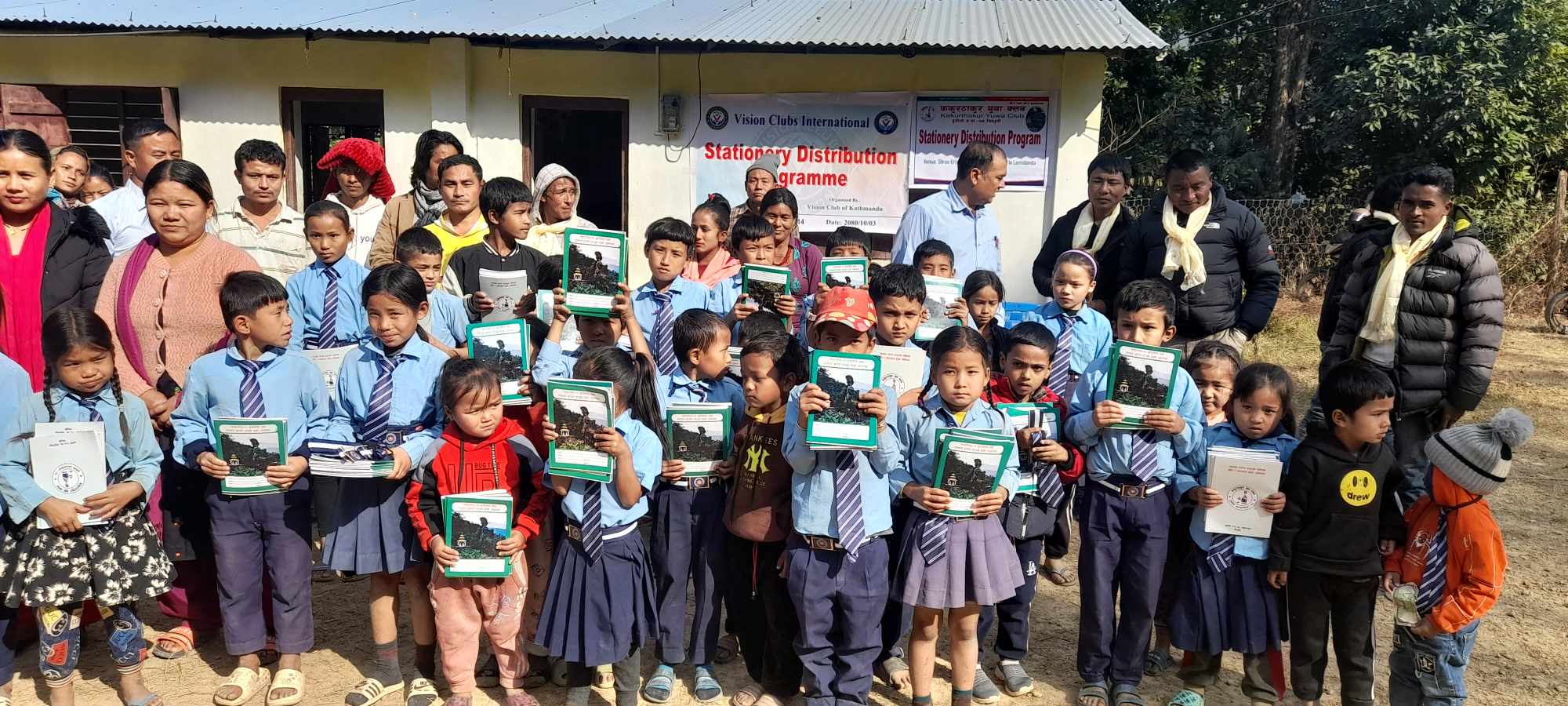 भिजन क्लवसद्वारा सिन्धुलीको कृष्ण प्राविका अति विपन्न विद्यार्थीलाई सहयोग